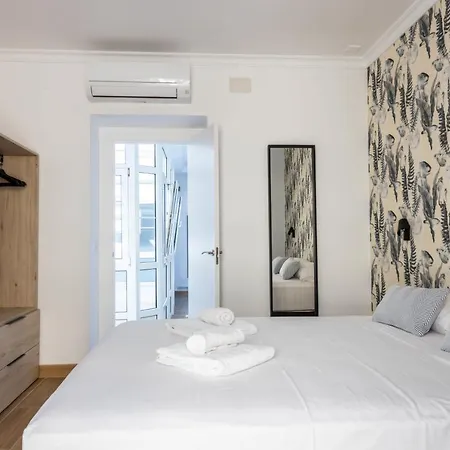 La Luz De La Vina - Free Parking By Time *